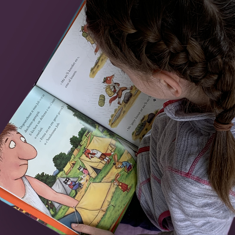 Gwen nature lecture aux enfants en breton